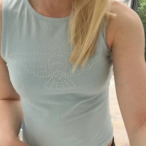 Rhinestone linne - Linne med rhinestones! står ingen storlek men känns som S. Frakt: 26 kr📦 Totalt: 76kr💞