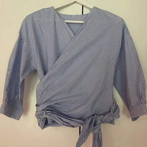 Blus  - Blus från H&M, kan bäras samt knytas både fram och bak