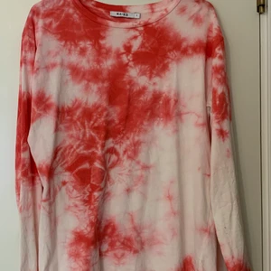 Tie-dye tröja - Rosa vit tie-dye tröja från NAKD, bra skick🦩