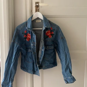 Jeansjacka - Köpt i Tokyo. Nytvättad, därför lite skrynklig :)