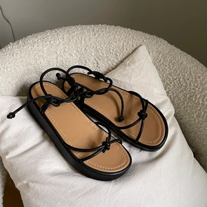 Flattered Sandaler - Helt oanvända platta sandaler från Flattered Helt i skinn. Nypris runt 2000kr 