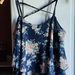 Söt blommig silke topp  - Perfekt för sommaren. En söt blå topp av silke med blommor 🌺🌸. Den är S/36, ingen märke. Pm för mer bild