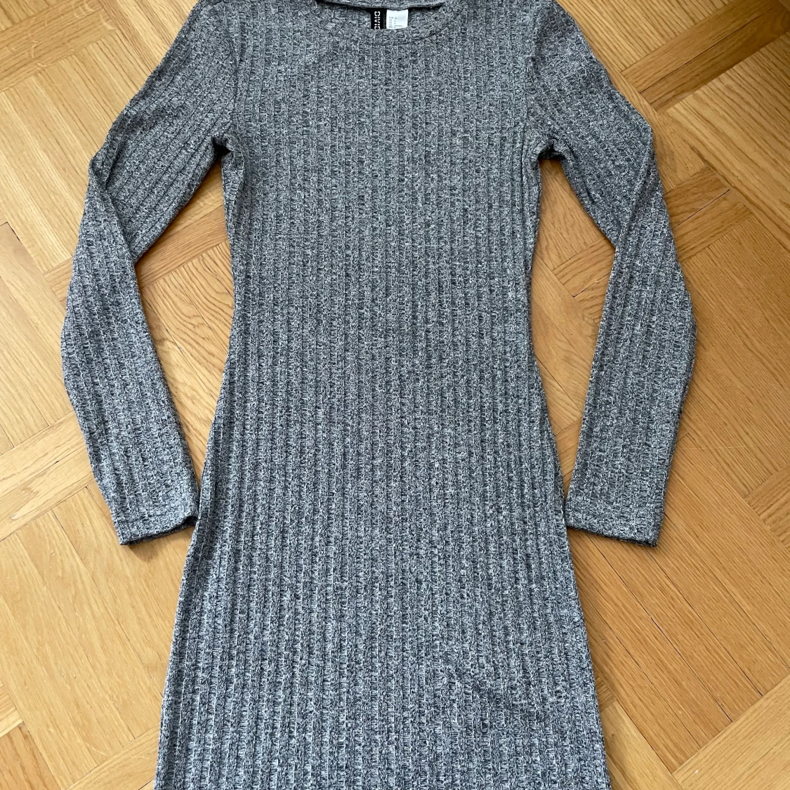 Ribbstickad klänning