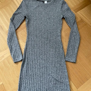Ribbstickad klänning - Jättetrevlig gråspräcklig ribbstickad klänning från H&M divided 
