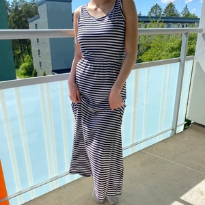 Randig sommarklänning  - Svart vit randig sommarklänning. Helt nyskick och perfekt att ha i stranden! Är xs/xxs petite så passar tjejer mellan 150-158 cm. Frakt tillkommer. Skriv gärna om du undrar något 🦋🦋