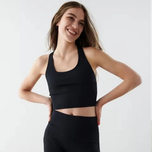 Svart tank top  - En jättefin svart tank top som inte kommer till någon användning här hemma eftersom jag har 3 likadana!          Den ser helt ny ut och jag har bara använt det ca 4 gånger. Ordinarie pris är ca 249 kr från gina tricot.