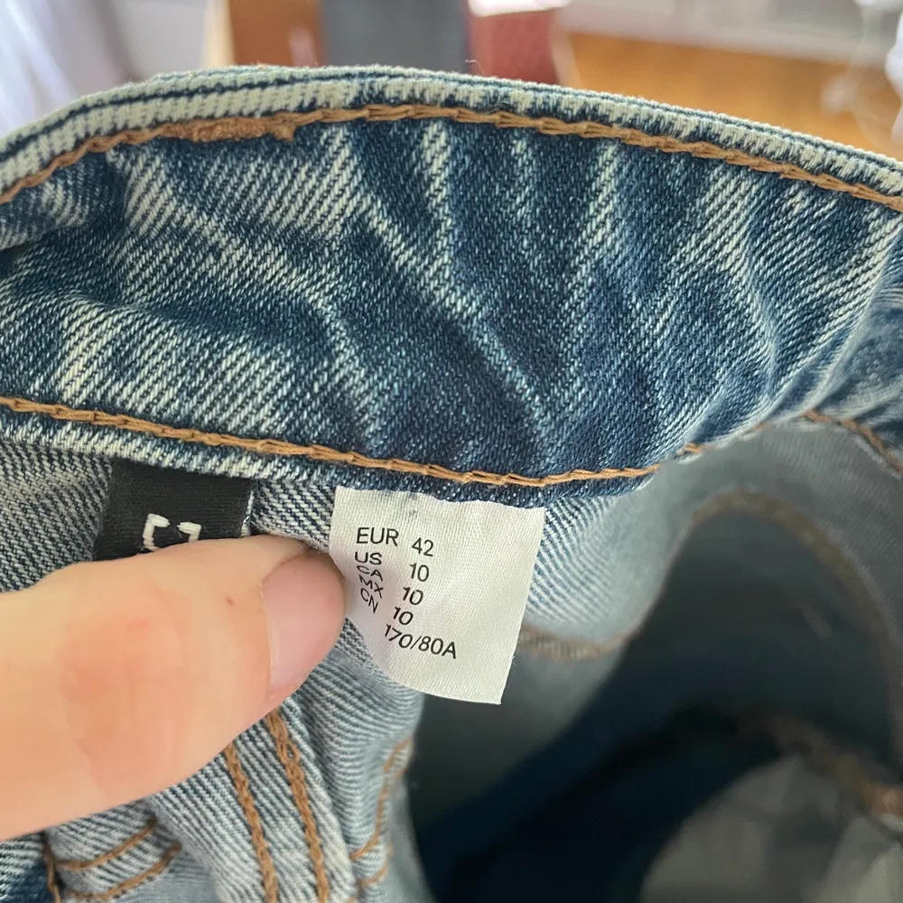 Vida jeans från h&m, använda 1 eller 2 gånger så väldigt bra skick. 150kr eller bud +frakt.. Jeans & Byxor.