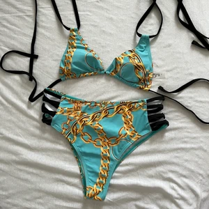 Bikini med kimono! - Helt ny och oanvänd bikini med kimono från Shein! Högmidjade trosor. Storleken är L på alla delarna men bh är lite mindre, då skulle jag helst säga att den är S/M. Pris 110 kr (ordinarie pris- 189) + frakt ❤️