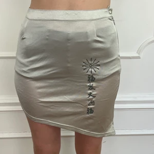 y2k kjol med tryck  - storlek: S. möts upp i stockholm eller fraktar 🖤