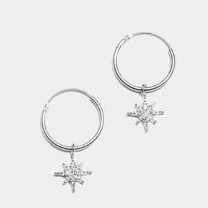 Örhängen från Glitter - Glitter örhängen i äkta silver. Nya! Jag har inte kunnat använda dem. Kostade runt 250kr. Jag har inte haft de på mig, så de är helt nya💕 Pris kan diskuteras🥰