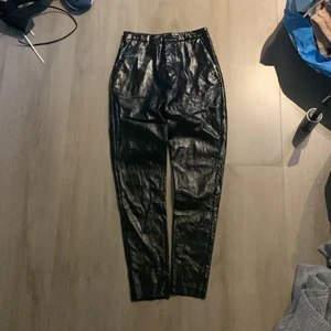 Lackbyxor bikbok - Superfina lackbyxor från Bikbok