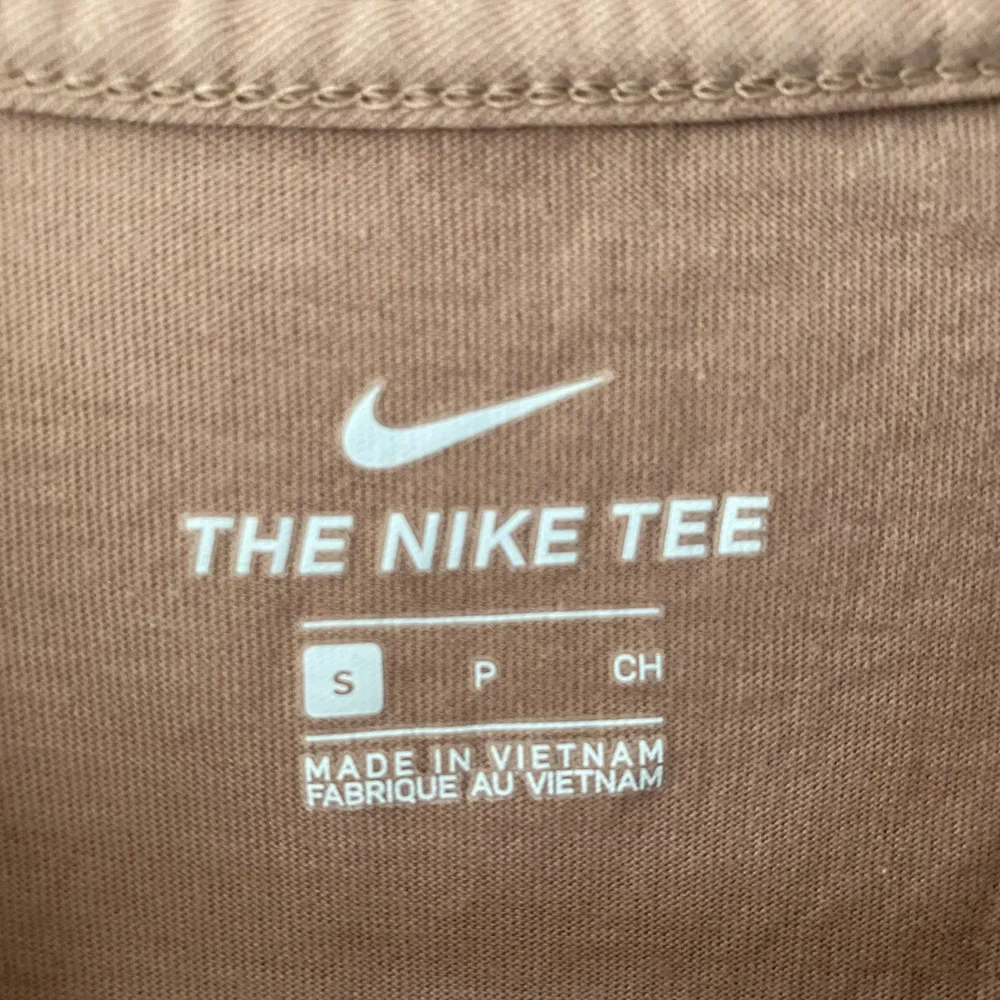 Beige/ rosa T-shirt från Nike. Väldigt fint skick då den är använd två gånger. . T-shirts.