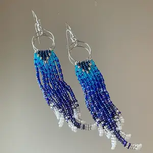 Handgjorda ”seedbeed earrings” av glaspärlor (2mm stora!!). Lite längre modell med fint fall ⭐️Frakt tillkommer på 39kr!!!  Checka min profil för mer 💜