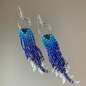 Örhängen  - Handgjorda ”seedbeed earrings” av glaspärlor (2mm stora!!). Lite längre modell med fint fall ⭐️Frakt tillkommer på 39kr!!!  Checka min profil för mer 💜