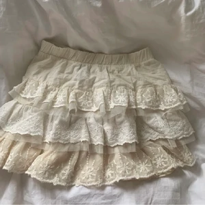 Volangkjol/topp❤️‍🔥 - Jättefin volangkjol som passar jättebra som topp också. Köptes på plick nyss men passade tyvärr inte🫶🏼 • buda inte om du inte tänker köpa