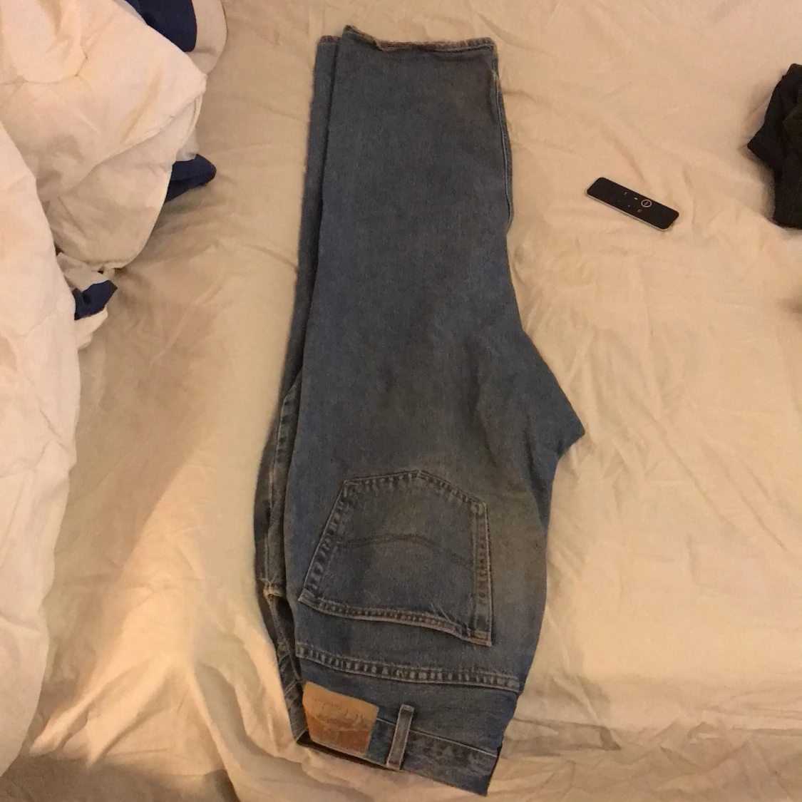 Loose Jeans med ett hål 90kr