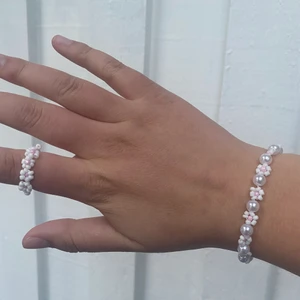 Armband & ring - Handgjorda armband och ringar. Har inga färdiga just nu, gör de på beställning med valfri färg. Har nästan alla färger. 49kr för armbandet & 25kr för ringen. Frakten är 13kr