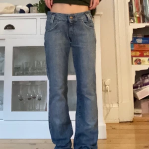 Lågmidjade jeans  - Lågmidjade jeans från lee i väldigt bra skick! De är i storlek W25 L31💕 