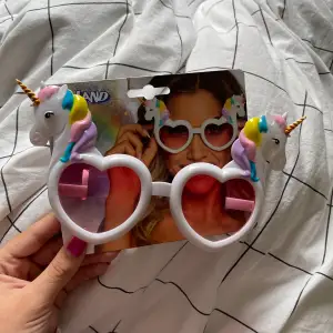 Säljer dessa unicorn party glassögon som jag köpte föra året men aldrig kom till andvändning! Perfekta nu för halloween eller för fest!💗