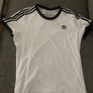 Adidas - Helt oanvänd t-shirt. Vit och fräsch. Köpare betalar frakten!