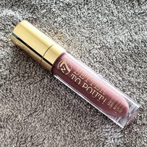 Liquid Lipstick - W7 - Ej använt utöver swatch till fotot. Står inte ngt namn på läppstiftet. Nude(ish) Mauve(ish) typ. Fraktsumman blir 10kr (frakt m frimärke) vid direkt swish till mig, välj ej Köp Nu isåfall. Samfraktar för minsta möjliga frakt kostnad för dig. Kontakta mig 