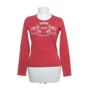 Röd långärmad tröja med tryck  - Röd långärmad tröja med snyggt trygg fram. Kommer ifrån esprit. Storlek M men skulle säga att den passar S också. Bra skick 