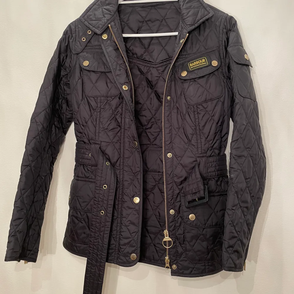 Barbour jacka i storlek 32. Använd fåtal gånger. Den är sparsamt använd och rökfri. Pris kan diskuteras vid snabb affär. Kan mötas upp i Malmö eller skickas mot fraktkostnad. . Takit.