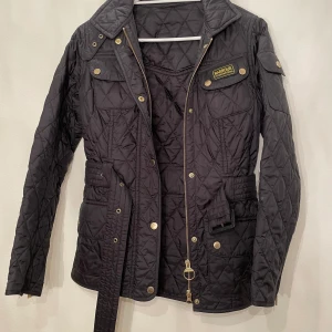 Barbour jacka  - Barbour jacka i storlek 32. Använd fåtal gånger. Den är sparsamt använd och rökfri. Pris kan diskuteras vid snabb affär. Kan mötas upp i Malmö eller skickas mot fraktkostnad. 