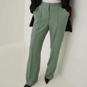 Kostymbyxor  - Kostymbyxor från NAKD. Aldrig använda med prislapp kvar. Ord pris 428 kr.