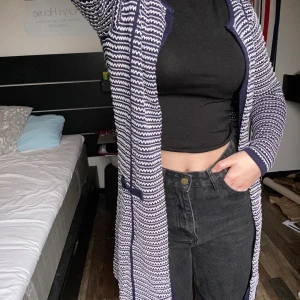 Stickad Blåvit Kofta - Lång blåvit stickad kofta. Storlek S.