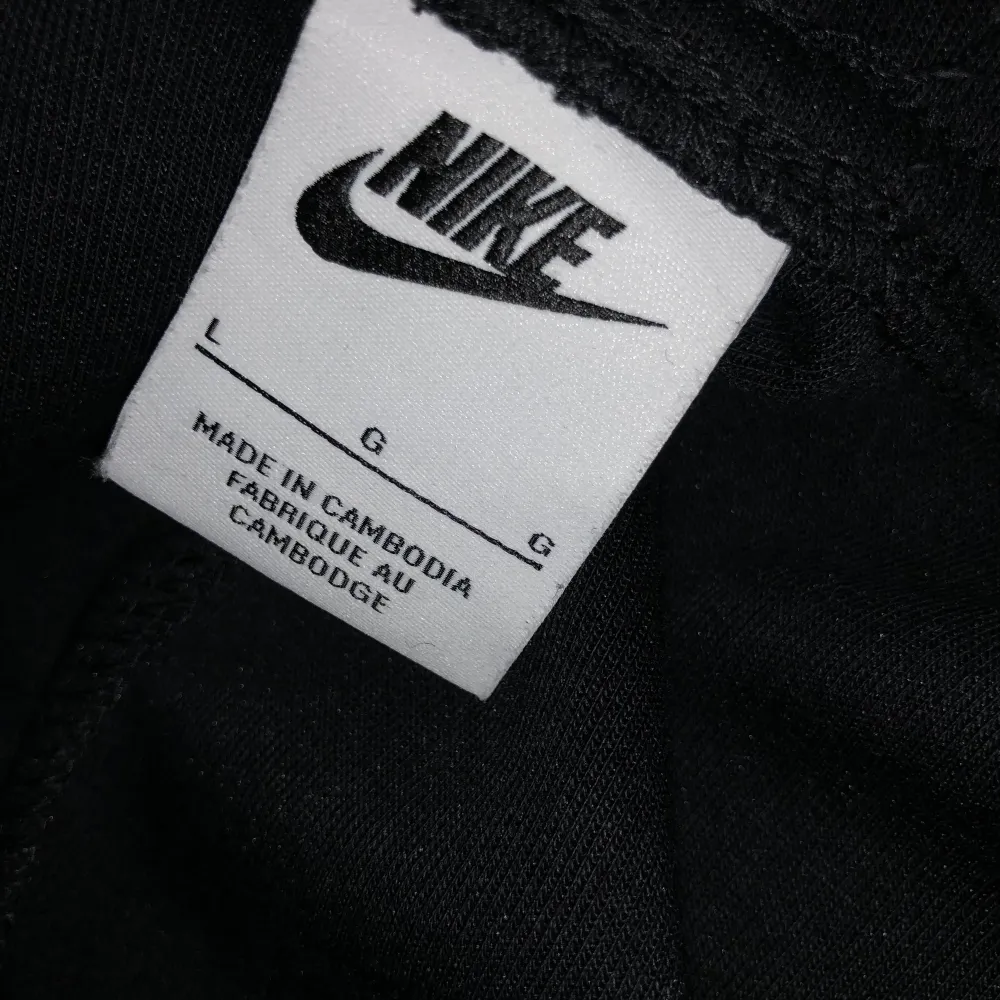 Säljer mina Nike tech fleece byxor pga fel storlek, använda 3 gånger aldrig tvättade, pris kan diskuteras. Jeans & Byxor.