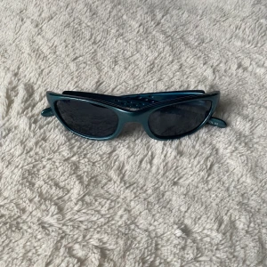 Solglasögon  - Ett par riktigt schyssta Oakley glasögon som gör dig snabb. Har du dessa på dig kan du ruscha från aina fort som fan.