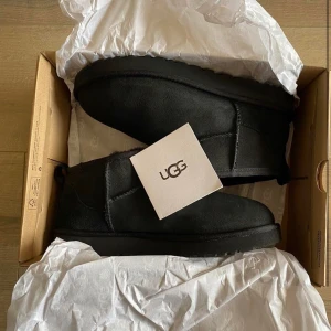 Ugg ultra mini black  - Helt nya uggs ultra mini i färgen svart. Säljer pga vill köpa i en annan färg. Nypris 1699 kr, säljer för 1400 kr inkl frakt. Finns att hämta i Arlöv men kan även mötas upp i Malmö/Lund :) 