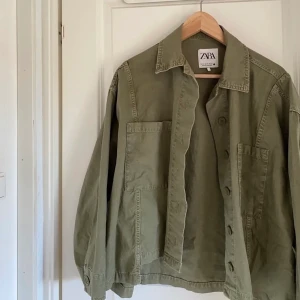 Grön/olivgrön/militärgrön jacka - Grön jacka från Zara i storlek 34. Jackan är stor i storlek. Passar dig som är från storlek 34-40 ungefär 🌸 för mer info skriv privat 