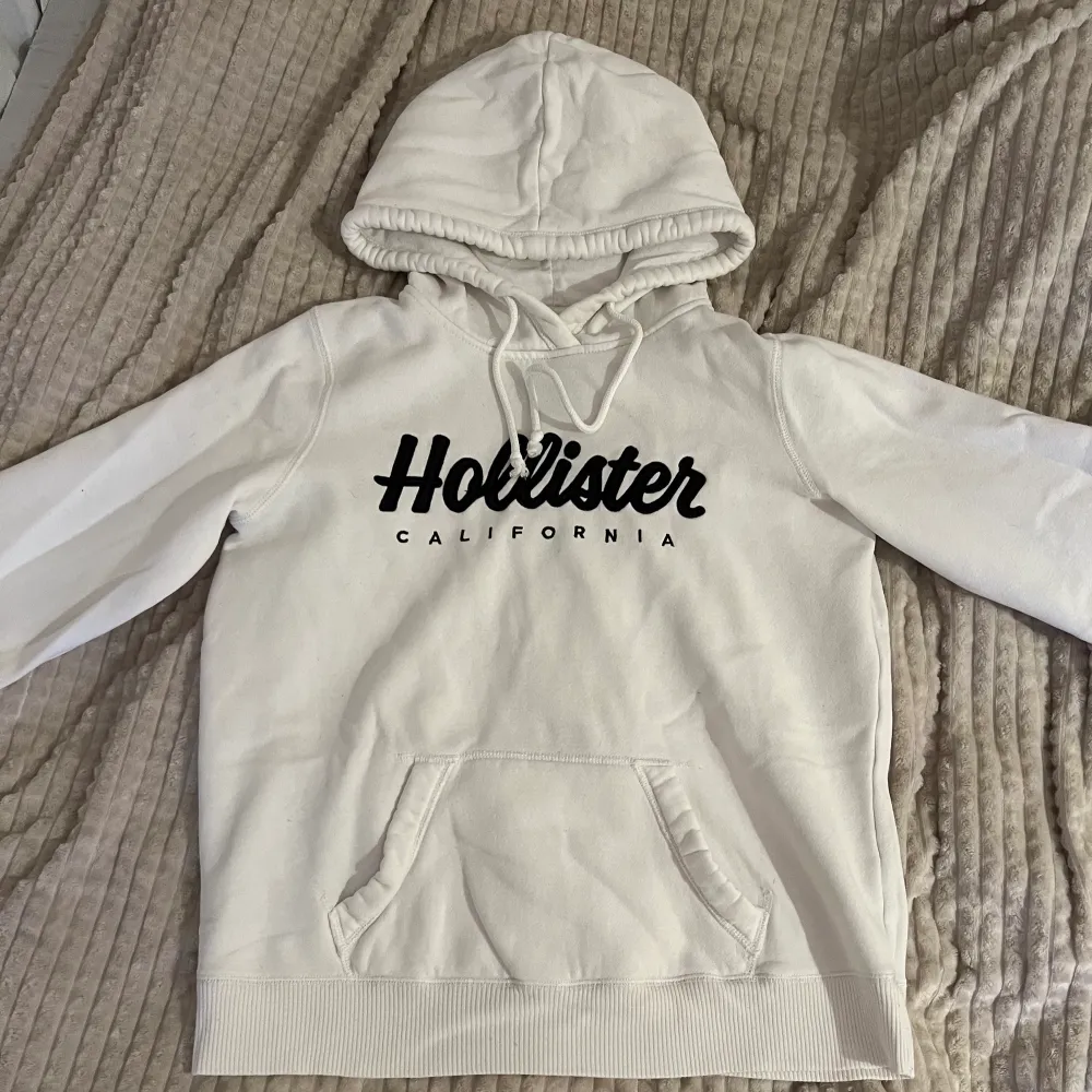 Supermysig hollister hoodie, men kommer inte till användning längre. Storlek M men använt den som S som lite oversize. Hoodies.