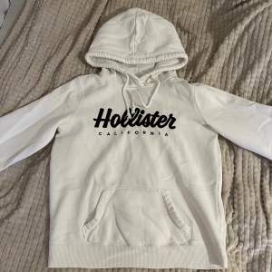 Supermysig hollister hoodie, men kommer inte till användning längre. Storlek M men använt den som S som lite oversize