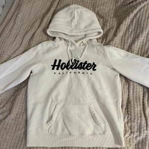 Hollister hoodie - Supermysig hollister hoodie, men kommer inte till användning längre. Storlek M men använt den som S som lite oversize