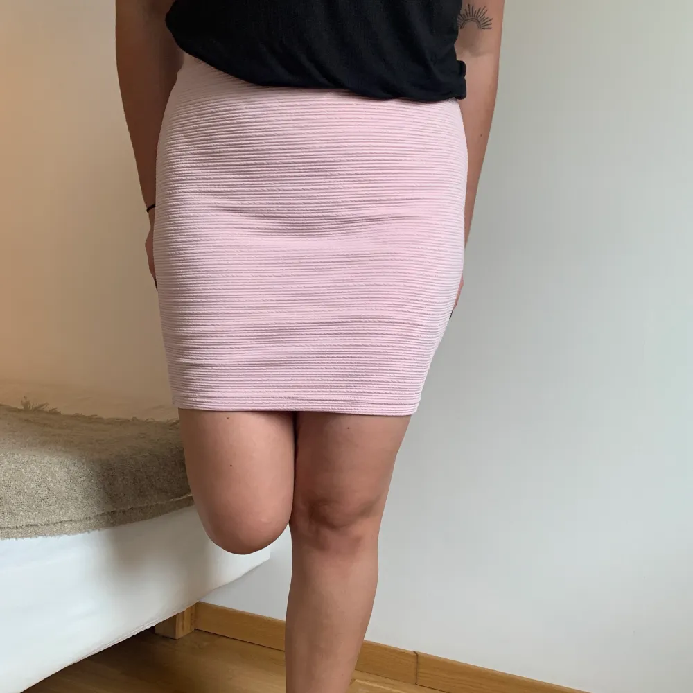 Rosa kjol från New yorker. Kjolen har en liten fläck längst upp med kanten på baksidan som nästan inte syns. Jag säljer därför kjolen lite billigare. För frågor är det bara att skriva💕. Kjolar.