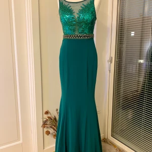 Festklänning  - Festklänning i storlek 36. Klänningen är i perfekt skick och finns i Göteborg.  Den kan också fraktas och jag kan stå för frakten. Priset går att diskuteras vid snabb affär.