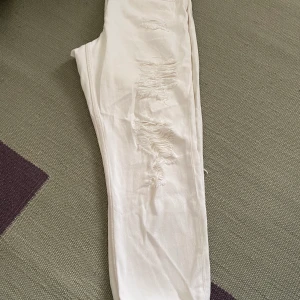 Boyfriend Jeans  - Jeans från H&M i boyfriendstil med repor längst längden (börjar från låren).  