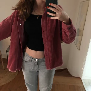 Zara jacka  - Säljer denna rosa, manchester mönstrade jackan från Zara pga att den inte kommer till användning. Jackan är perfekt till höst och bara använd ett fåtal gånger.  Skriv privat för mer information eller bilder💕 Köpare står för frakten. 