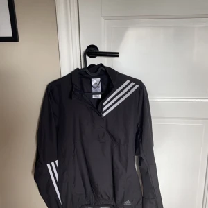 Adidas jacka storlek S  - En nästan helt ny adidasjacka, perfekt när man är ute och springer eller går. Storlek S.   Mitt pris - 80kr plus frakt 
