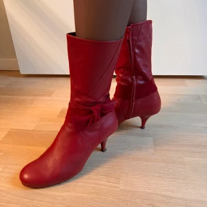 italienska vintage klackar  - Riktigt skinn, röda med detalj på sidan. Fint skick. Gjorda i Italien 