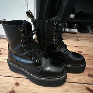 Dr martens  - Säljer dessa jadon dr martens, bra skick men fortfarande inte helt ingådda ännu, också skönt köpa begagnade så de lite finare från start o gör inte ont😄😍 säljer för jag har massa dr martens redan