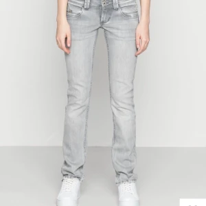 Grå pepe jeans - Super snygga grå pepe jeans. Säljer pågrund av att jag tycker att dem är lite för korta på mig. Storlek 28x30 men passar mig som brukar ha 34/36. 💗Jag är 170cm lång och dem är precis över ankeln på mig. För mer info- skicka ett meddelande💗💗