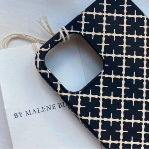 Malene Birger skal iPhone 12 mini - iPhone 12 mini Malene Birger skal, helt ny med lapp kvar. Säljer eftersom jag köpte fel storlek, nypris 300kr❤️lånad bild 