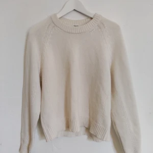 Filippa k cashmere tröja  - Filippa k tröja, vit i storlek small men passar S-M beroende på önskad passform. 30% Cashmere, 70% Ull. Supermjuk och sparsamt använd. 