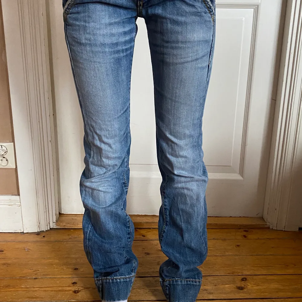 Säljer mina så galet snygga jeans från miss sixty. Köpta från humana men säljer då de inte passar mig längre💘 Det är min kompis på bilderna och hon är 164 men passar även mig i längden som är 170. Jeans & Byxor.