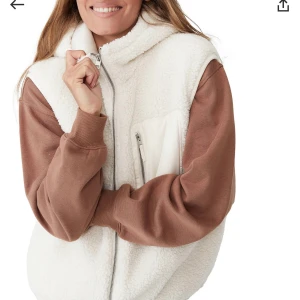 Teddyväst L  - Helt ny köpt på asos. Tyvärr för stor för mig. Tags kvar. Köptes för 399kr säljer för 200kr 