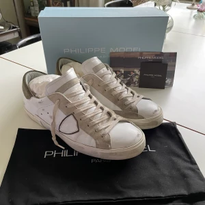 Philippe model skor - Bra skick inte så andvända köpta i augusti 2022 kvitto och alla tillbehör finns med. Storlek 45 men sitter som 44.